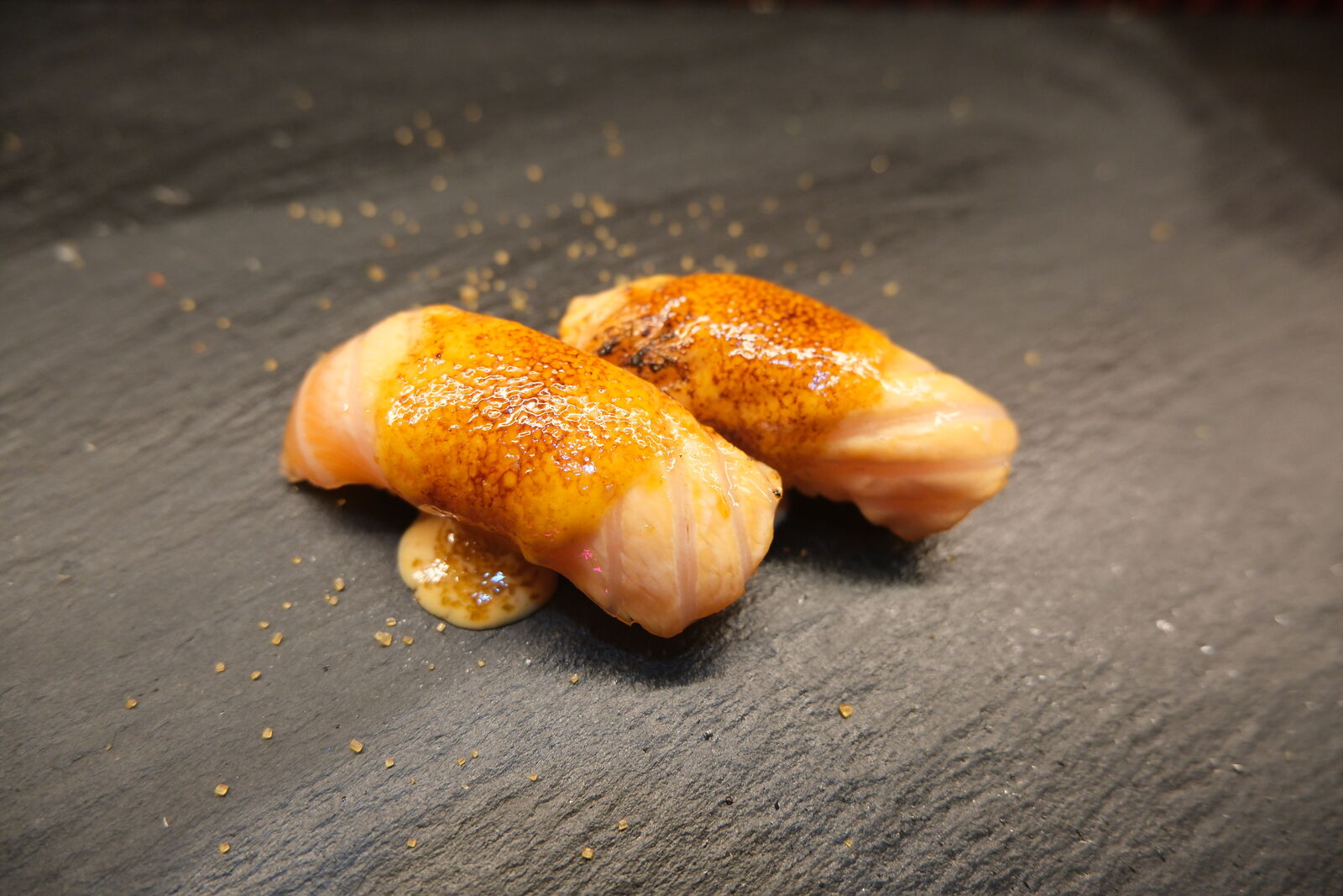 Nigiri de salmón flambeado